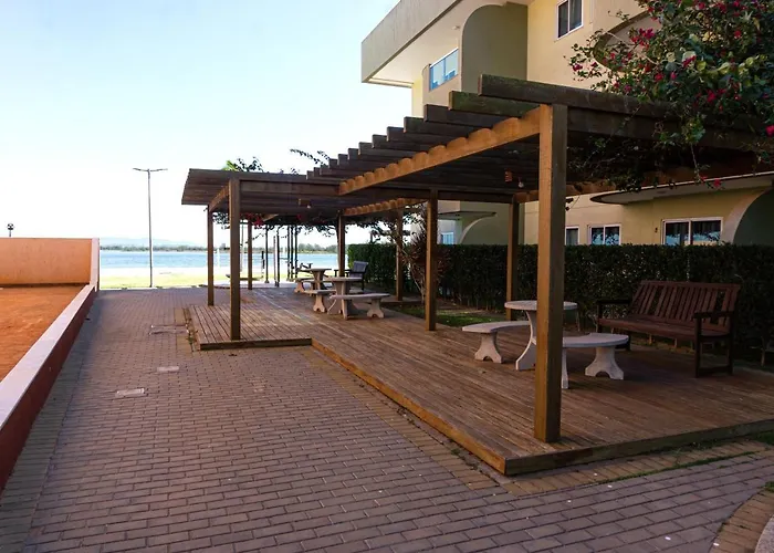 Apê aconchegante condomínio beira lagoa c/piscina Arraial do Cabo
